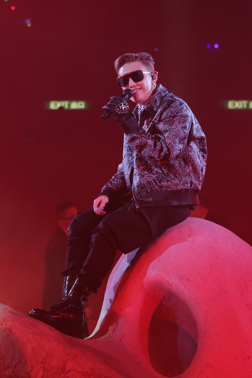 MC擔心接着兩日演出，笑稱是「半自殺式」歌單，消耗體力和聲，擔心第二、三場會冇聲。